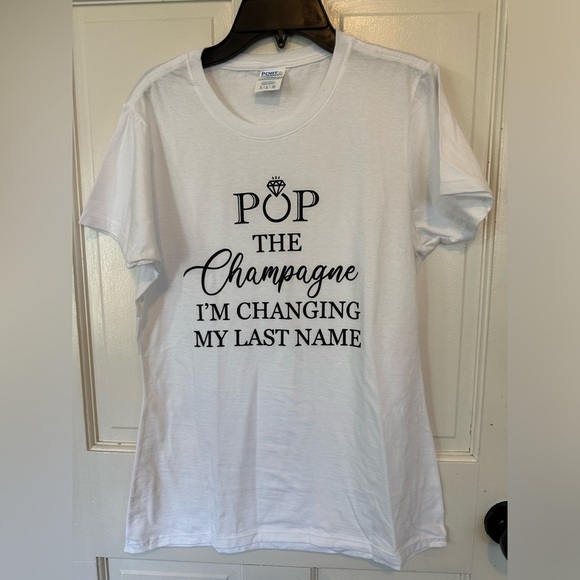 New Pop the Champagne I’m Changing My Last Name T-Shirt & countdown blocks Sz S - Picture 1 of 11